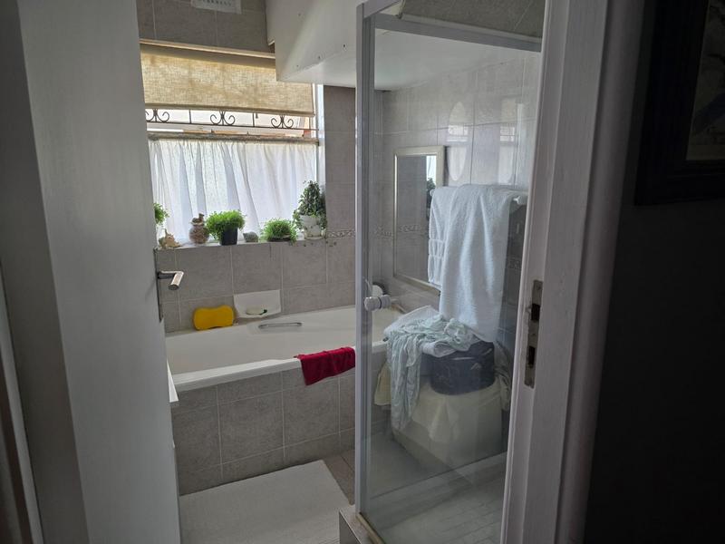 2 Bedroom Property for Sale in Sea Point Western Cape
